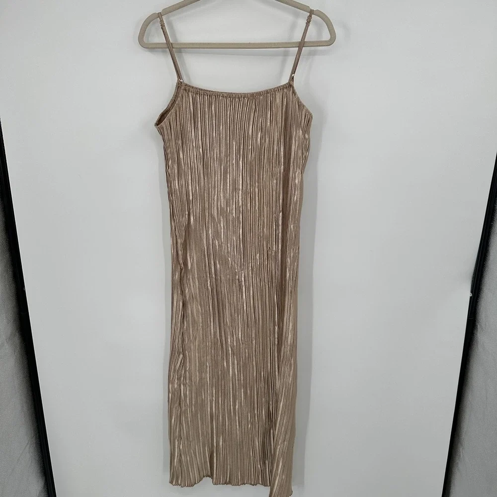 New Petal & Pup Gold Shimmer Women's Liza Pleated Maxi Slip Dress Large‎